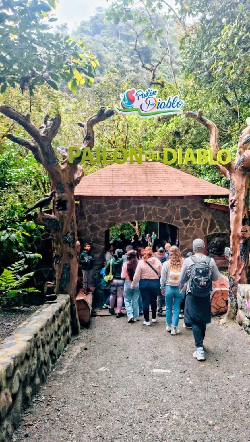 Visitors entering Pailón del Diablo in lush forest