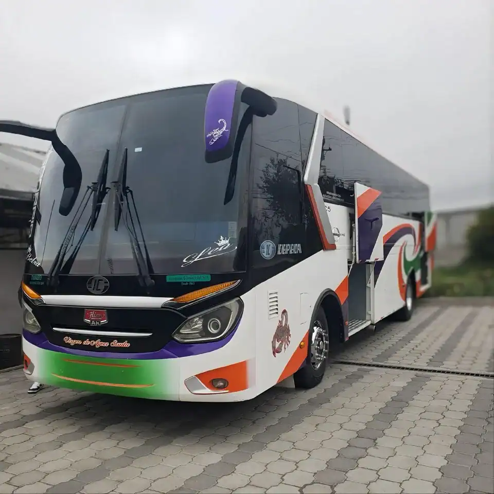 Autobús moderno blanco con detalles morados y verdes