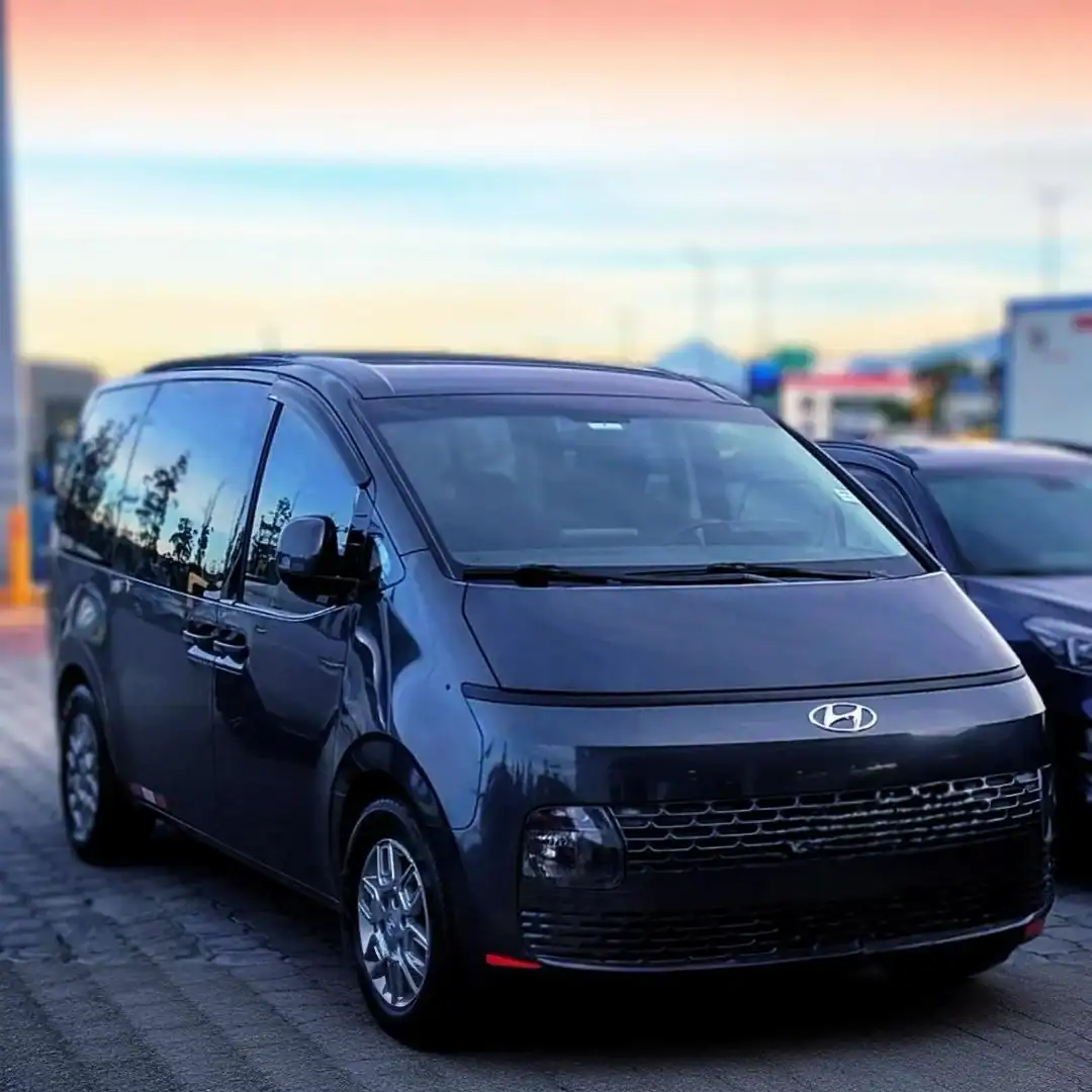 Furgoneta Hyundai negra aparcada al atardecer