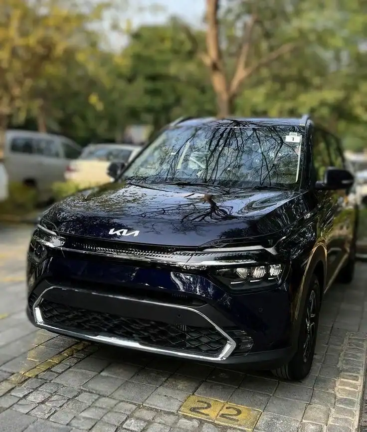 SUV Kia negro aparcado en plaza exterior