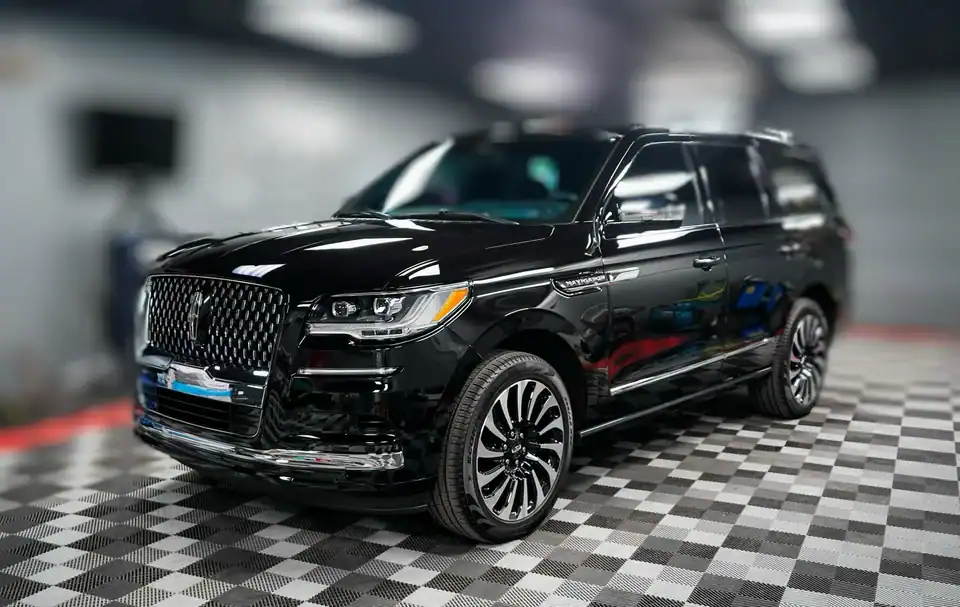 SUV de lujo negro en exposición interior
